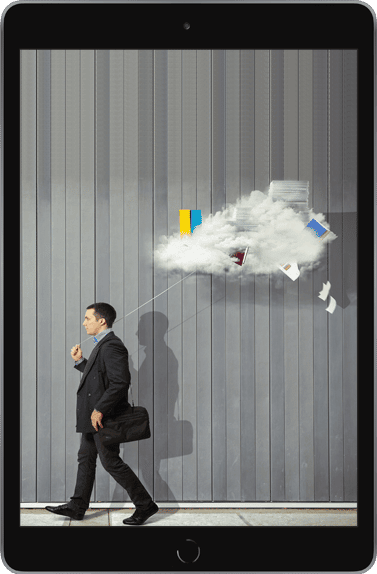 Imagem de um celular com a foto de um homem andando com a nuvem em cima, indican que a empresa de digitalização de documentos lhe garantirá armazenamento em nuvem